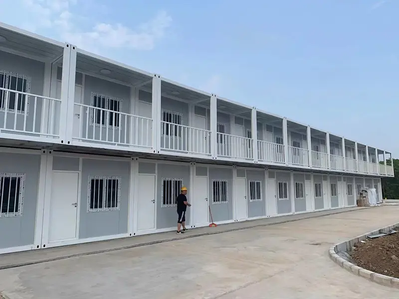 สามารถสร้างบ้านคอนเทนเนอร์แบบพับได้บนพื้นดินที่ไม่สม่ำเสมอได้หรือไม่?